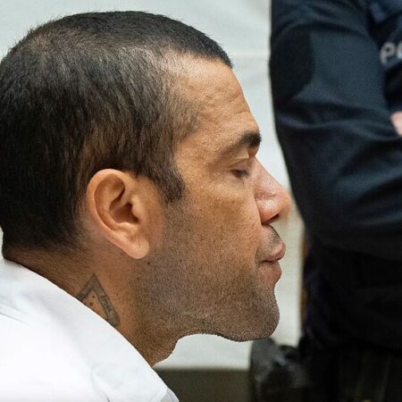 Última notícia: Daniel Alves condenado a 4 anos e 6 meses de prisão por agressão sexual.