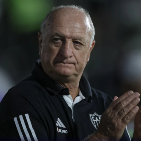 Felipão afirmou que o “receio” de uma lesão foi o motivo para a saída de Scarpa durante a vitória do Atlético-MG.