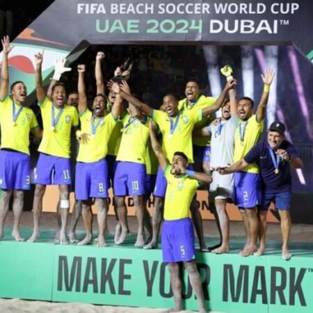 Brasil conquista o hexacampeonato mundial de futebol de areia.