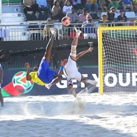 Em uma partida repleta de gols, o Brasil supera o Japão e progride na Copa do Mundo de Futebol de Areia.